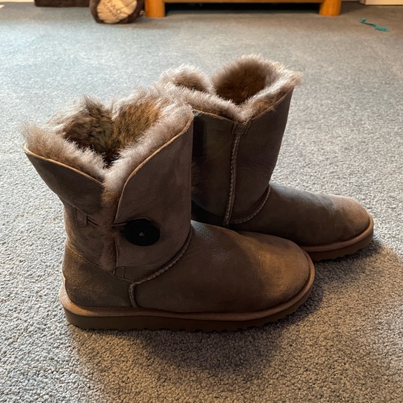 Ugg Bailey Button gray. Size 7. - Picture 2 of 7